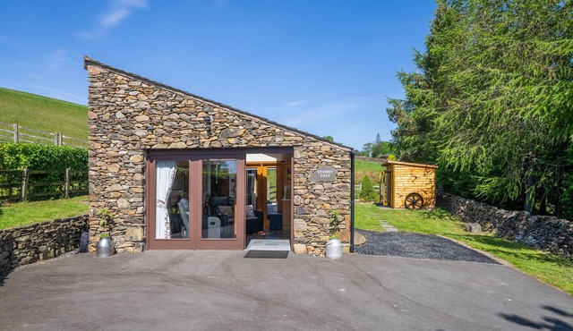 Stoney Calf - Quaint Cottage for two on a working farm