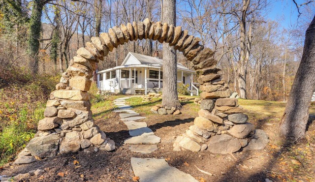 Stoney Creek Cottage: Waterfront Hot Tub, Fire Pit