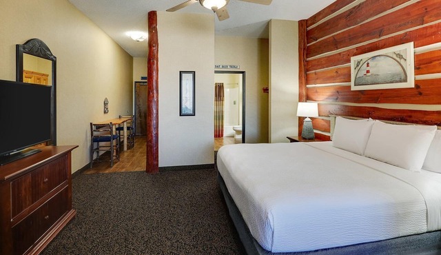 Stoney Creek Moline | 1 King Bed | Near Rock Island Riverfront