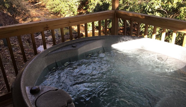 "Stoney Fork Creekside Cottage: Relax by the Creek with Hot Tub Bliss"