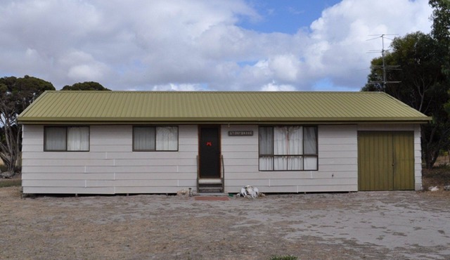 Stoneybroke ~ A wonderful beach for children, Dog Friendly!