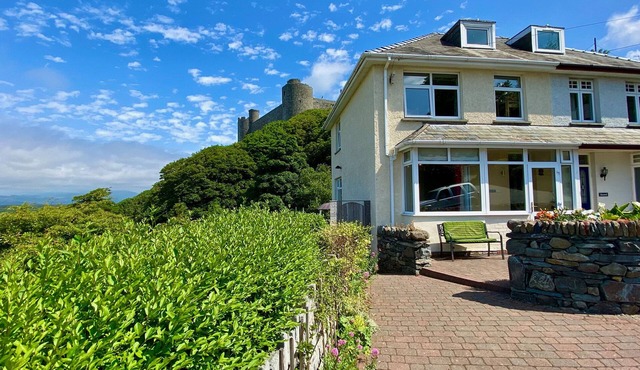 STONEYCROFT, pet friendly, character holiday cottage in Harlech
