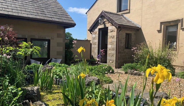 STONEYCROSS COTTAGE, pet friendly, with a garden in Ribchester