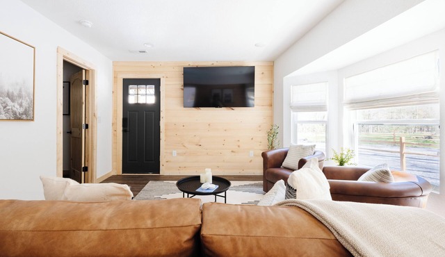 Stony Creek Bungalow! 6-acre Estate, Hot Tub, Fire Pit, Pool! Pet Friendly!