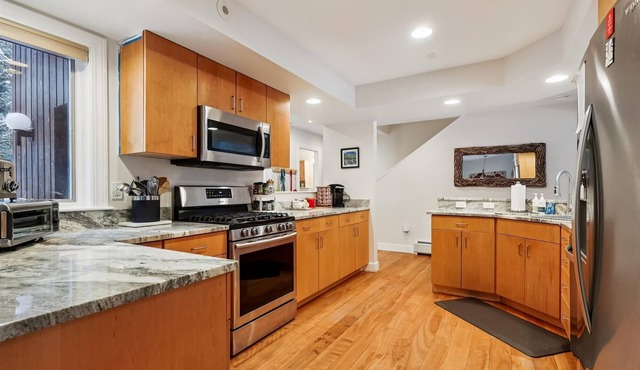 Stonybrook Retreat: 3 br, wood fireplace, game room, a/c, summer pool & community amenities!