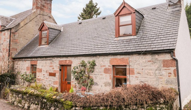 STONYWOOD COTTAGE, pet friendly in Drumnadrochit, Loch Ness