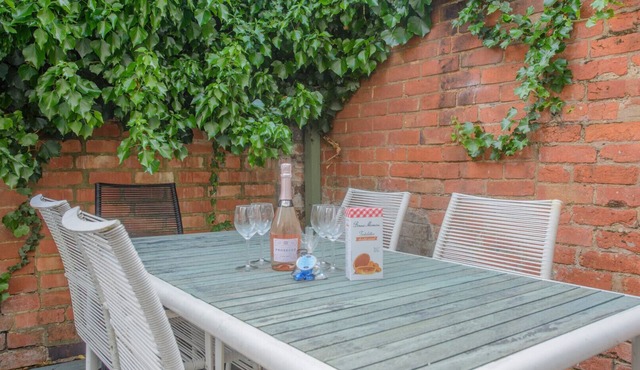 Stoop Cottage - Two Bedroom House, Sleeps 4