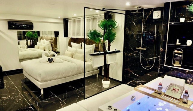 Stopover 53 - 5 minutes from Orly airport.