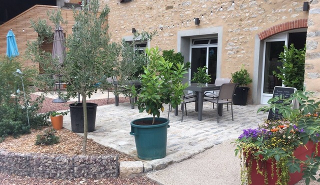 Stopover and holiday cottage at the foot of the Nivernais canal