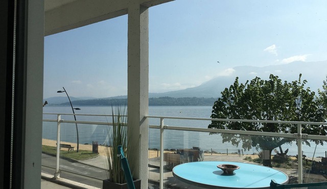 STOPOVER ON THE LAKE.