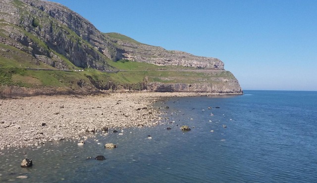 STOREHOUSE COTTAGE, romantic, with a garden in Glanwydden