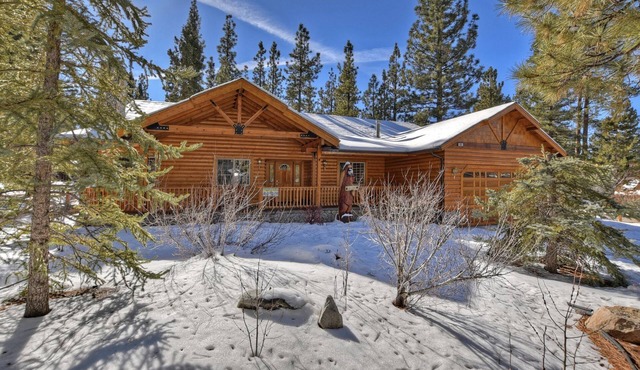 Stork and Bear Cabin by Destination Big Bear : Luxury Log Home in Eagle Mountain Estates! Pool Table!