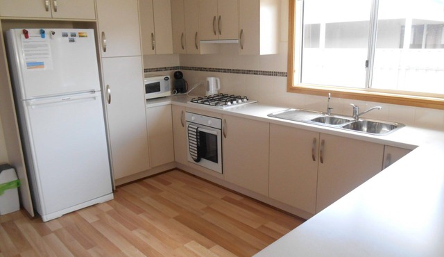 Stormbird Retreat -Walking distance to beach, Shops & Pub - Off Peak Special!