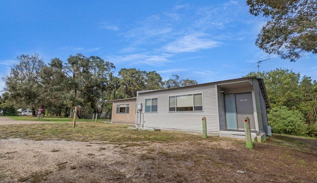 Stormbird - Waterfront Retreat: Secluded lodges perfect for nature lovers