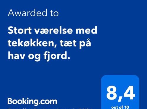 Stort værelse med tekøkken, tæt på hav og fjord.