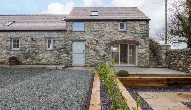 STORWS TANRALLT, family friendly, with a garden in Llanfachraeth