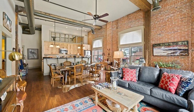 Story Block Loft 2bedroom/2bath Prime Location!