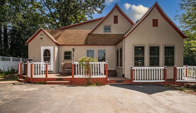 Storybook 3BR Cottage Near Golf, Ski & Lake Geneva