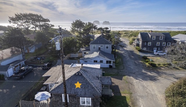 Storybook Beach Cottage *Retreat* at Twin Rocks
