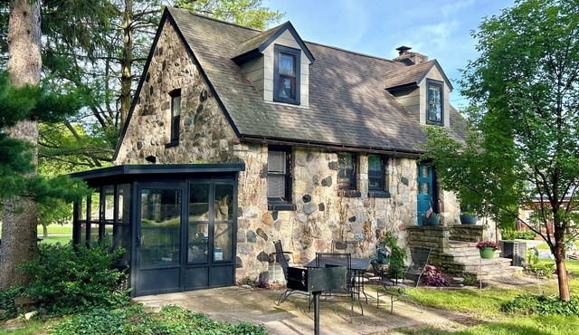 Storybook Cottage~ Cozy Stone Home~3bed/1bath~Long Term Stay~Pet Friendly