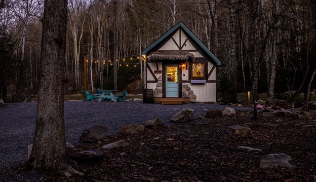 Storybook Cottage @ Four Fillies Lodge-Glamping