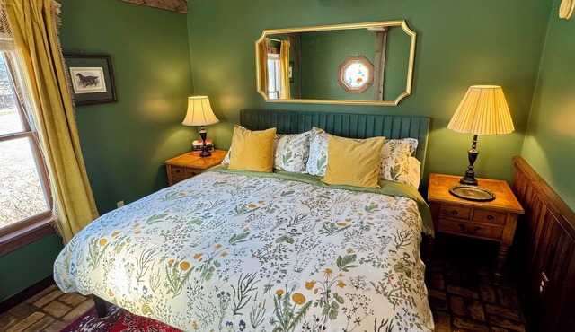 Storybook Cottage for Two on FLX wine trail: fireplace & starry skies