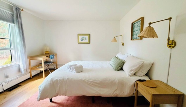 Storybook Cottage in Falmouth - Quick Walk to Shining Sea Bikeway, AC, Dogs okay