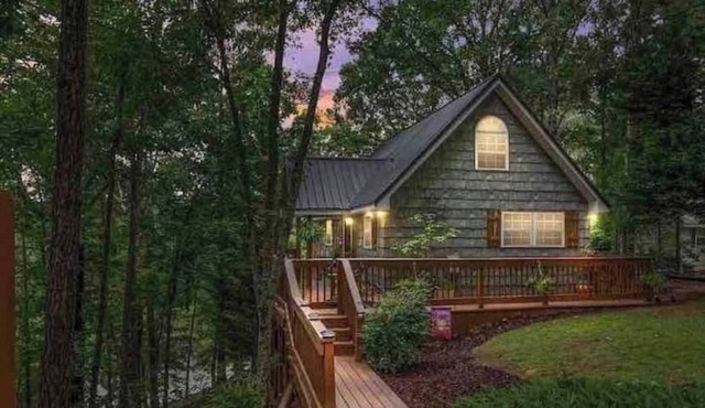 Storybook Cottage on Lay Lake with Kayaks!