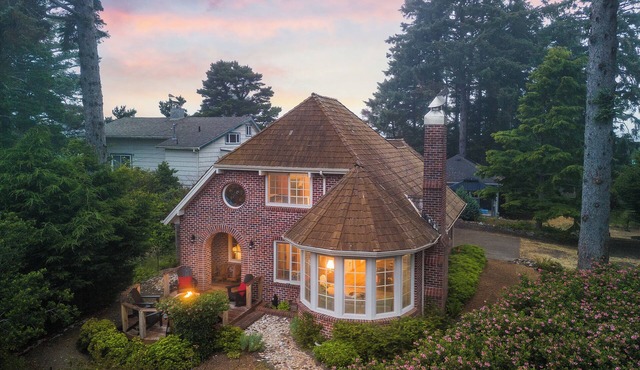 Storybook Cottage-New- Walk to beach/shops, multi-generational, girls getaways