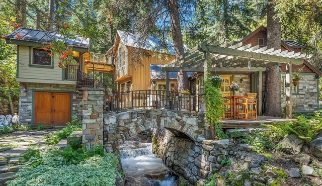 Storybook Stone Cottage, Short Walk to Resort, Hot Tub, Fireplace