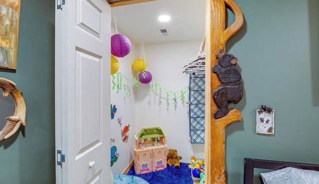 Storybook-style Home 2 Mi to Downtown Bristol