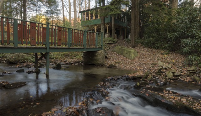 Storybook Waterfront Cottage; Close to Hidden Valley/Seven Springs