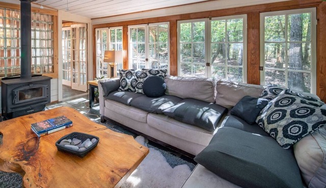 Storybook Wooded Retreat & Artist's Getaway