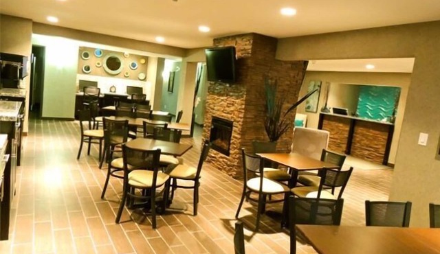 Stoughton Western Star Inn & Suites