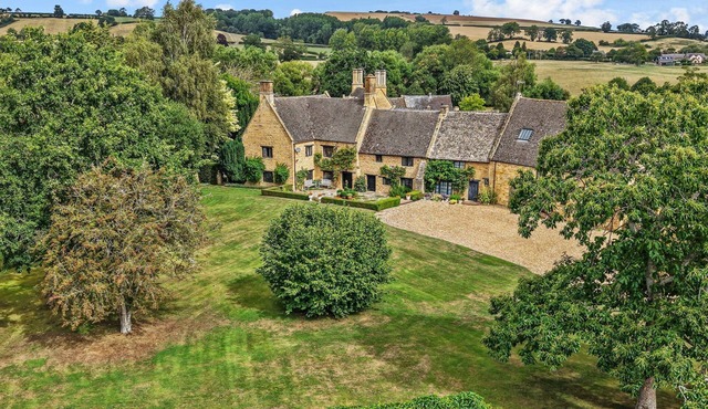 Stourton Manor - pet friendly with tennis court