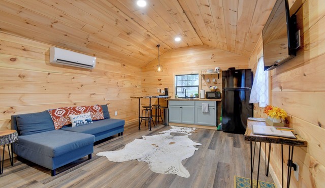 Stout Cabin w/Fire Pit: 1 Mi to Ohio River!