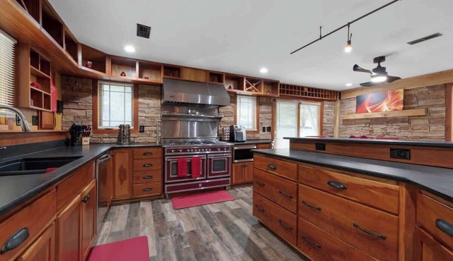 Stove | King Bed | Bunks | 3 mins Hoover Reservoir