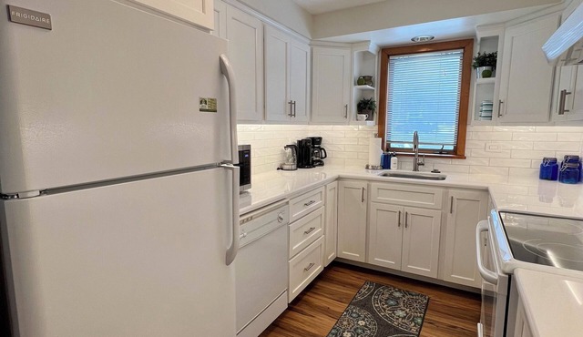 Stowe 2-bdrm-summer outdoor pool-ski in/out via trail to Tollhouse Double Lift