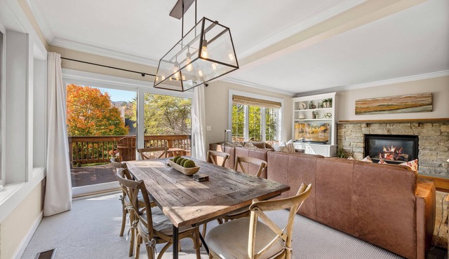 Stowe Drift: A luxurious 3-bedroom retreat at Top Notch Spa, perfect for families.