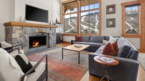 STOWE GLOBE 4 BEDROOM LUXURY CABIN SKI IN SKI OUT By Stowe Mountain Rentals