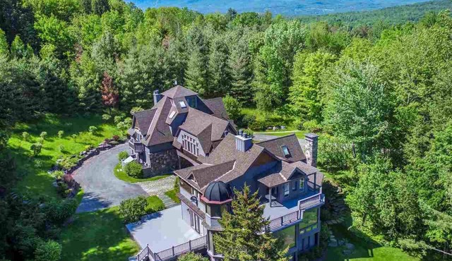 STOWE HOLLOW apt, tesla plug. Great for couples, and small families