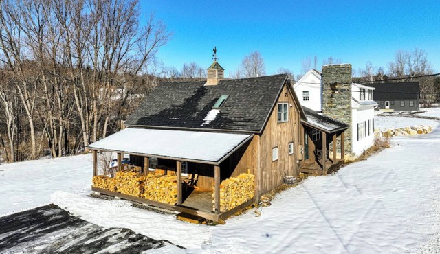 STOWE HOLLOW FARMHOUSE 5 BEDROOM/FIREPLACE minutes to Stowe village & mountain