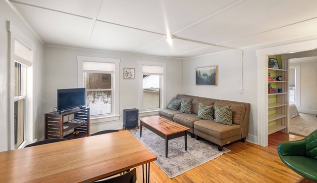 Stowe Lofts- 2-bedroom condo, peaceful, 5 min to Stowe, Ask about pet policy