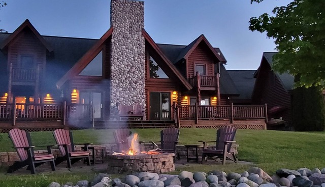 Straits of Mackinac Log Lodge - Mackinaw City - SLEEPS 8 MAXIMUM
