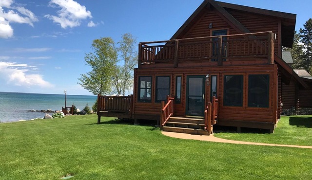 Straits of Mackinaw log Cabin. Spectacular views of Mackinac Island! Kayaks incl
