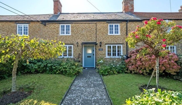 Strand Cottage - sleeps 4 guests in 2 bedrooms