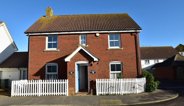 Strand House- family & dog friendly cottage in the village of Camber, Near Rye