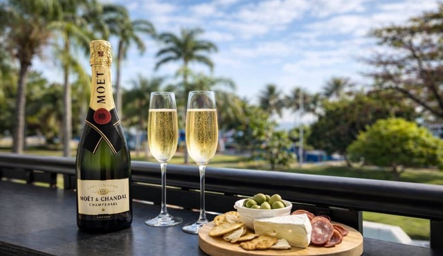 Strand Stay – Steps to Beach & Waterpark - 2BR North Ward, Townsville