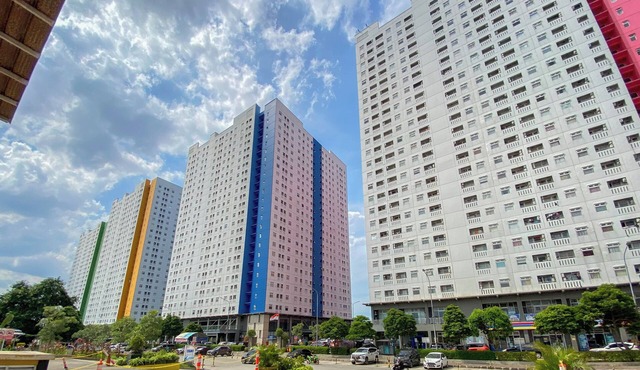 Strategic And Homey 2Br Green Pramuka Apartment