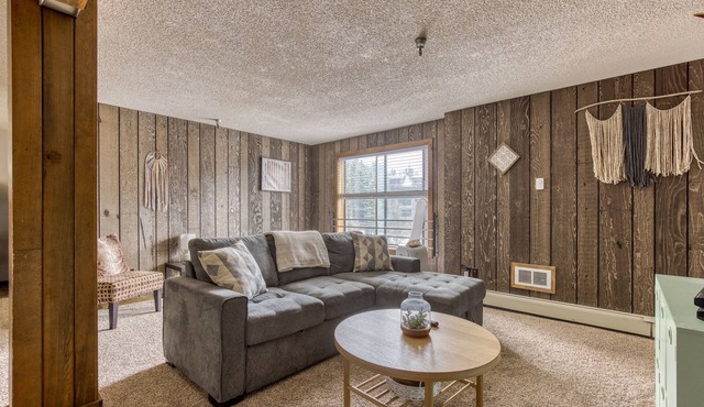Strategically located Condo close to slopes w/ heated outdoor pool